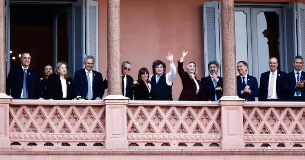 El gabinete de Milei en el balcón de la Rosada