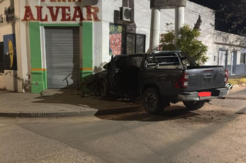 El automovilista impactó contra un Renault 12 en el norte de la ciudad y escapó