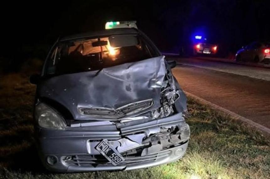 El auto sufrió serios daños y sus ocupantes resultaron ilesos