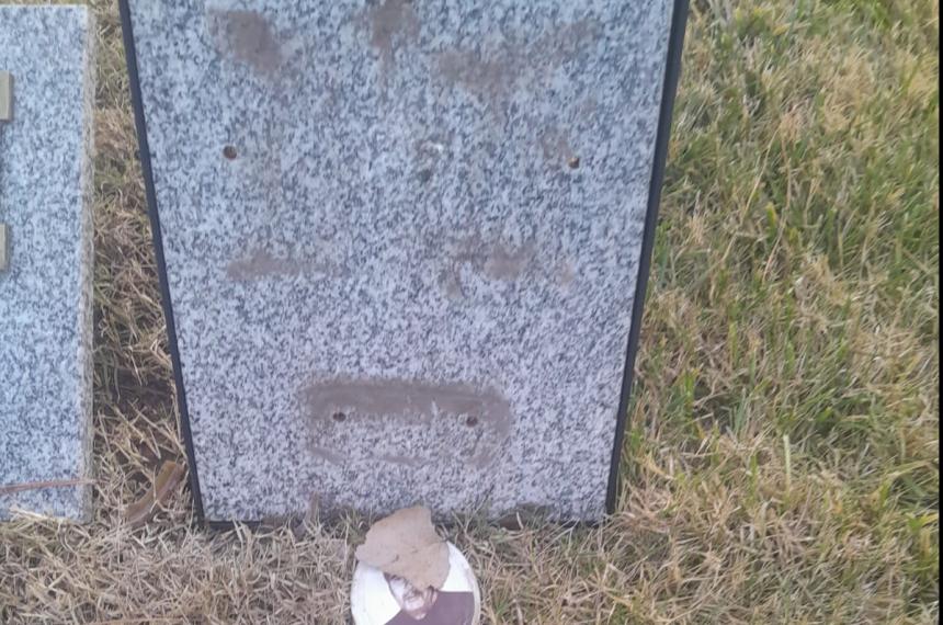 Una de las l�pidas que fue dañad y robada