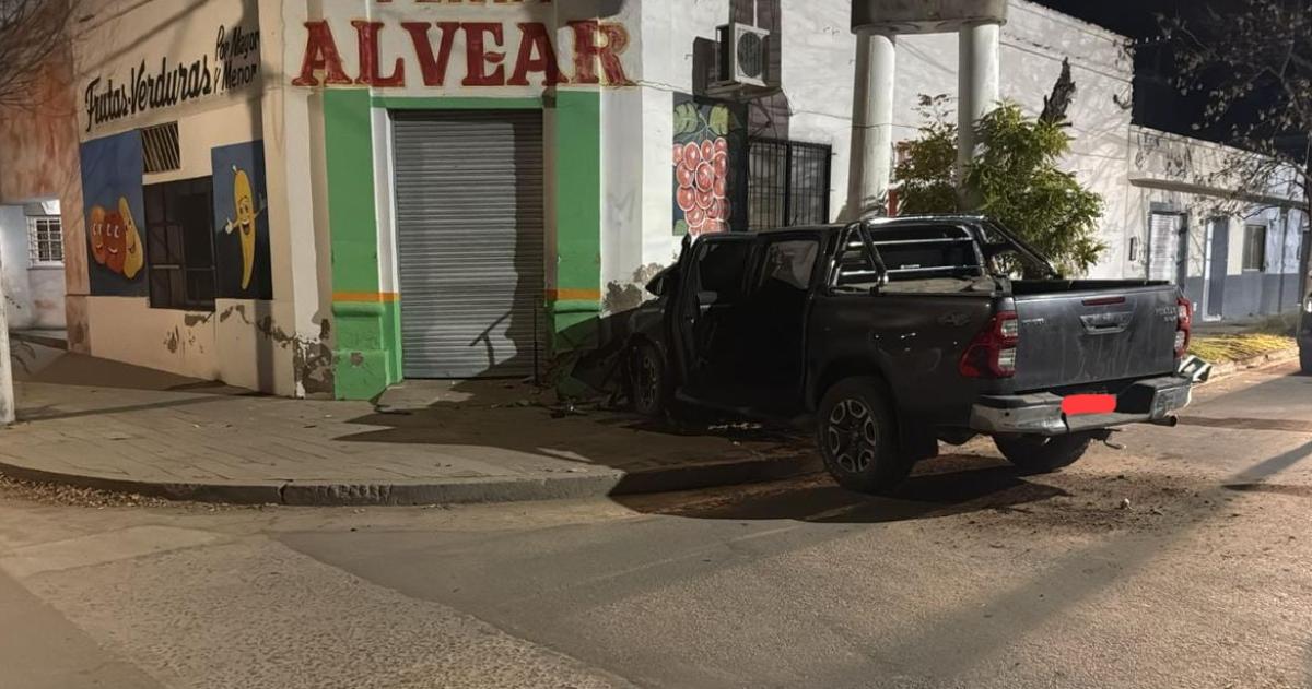 El automovilista impactó contra un Renault 12 en el norte de la ciudad y escapó