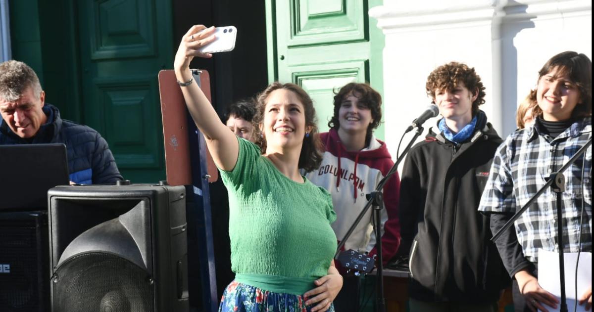 En el colegio se compartió un encuentro abierto a la comunidad con expresiones artísticas m�sica y espacios de convivencia
