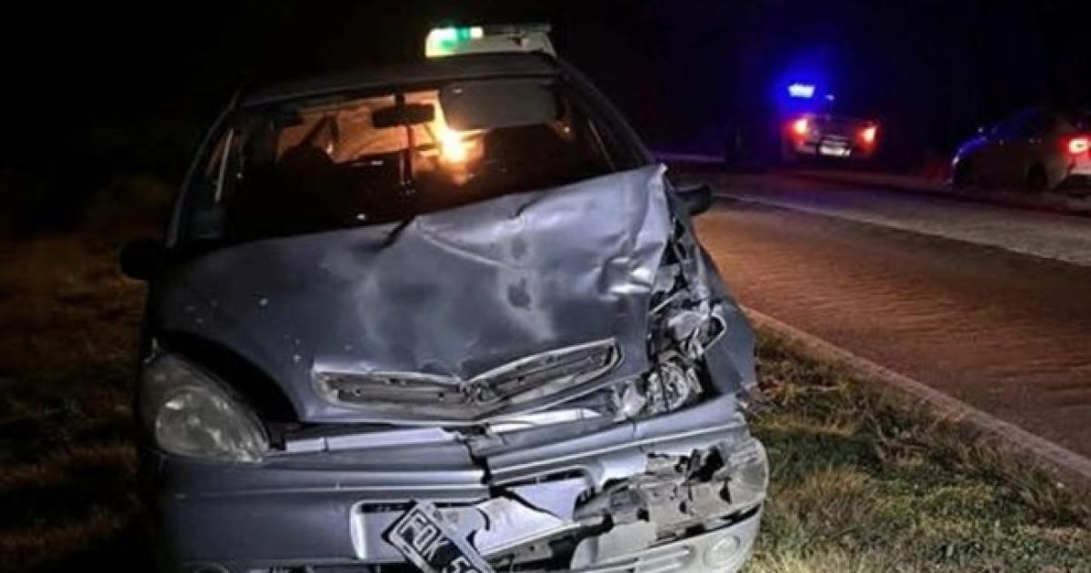 El auto sufrió serios daños y sus ocupantes resultaron ilesos