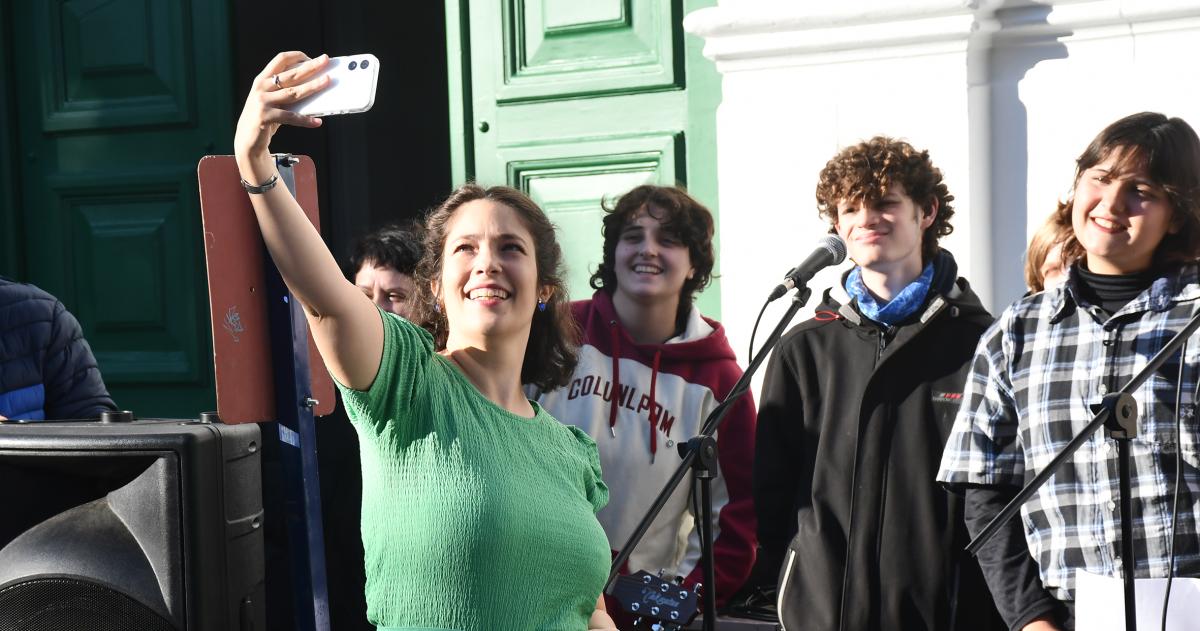 En el colegio se compartió un encuentro abierto a la comunidad con expresiones artísticas m�sica y espacios de convivencia