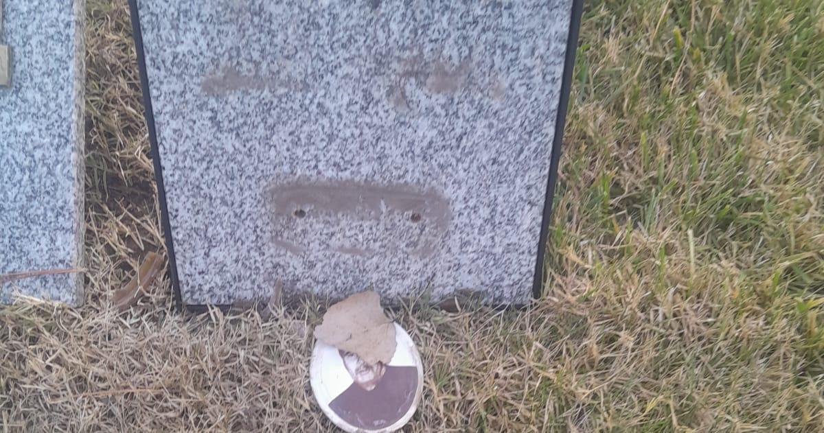 Una de las l�pidas que fue dañad y robada