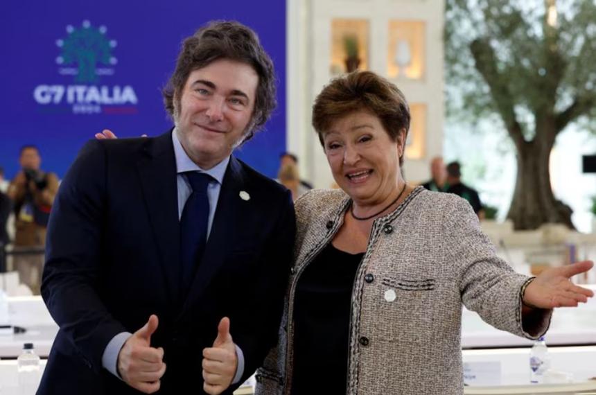 La directora gerente del Fondo Monetario Internacional (FMI) Kristalina Georgieva y el presidente de Argentina Javier Milei
