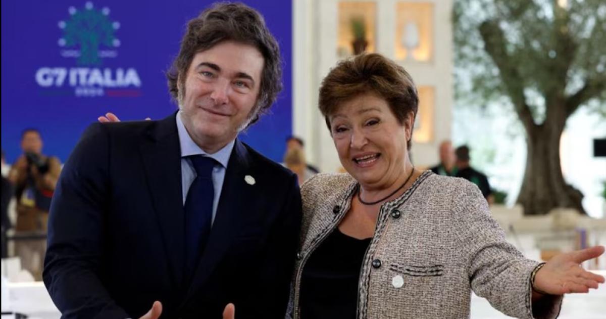 La directora gerente del Fondo Monetario Internacional (FMI) Kristalina Georgieva y el presidente de Argentina Javier Milei