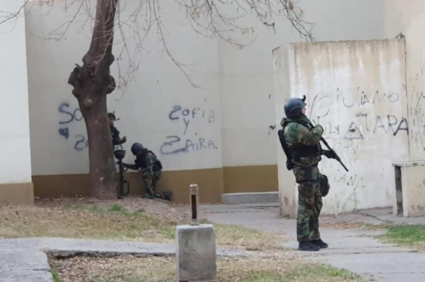 Todo empezó el domingo en el barrio Malvinas junto a una escuela cuando hallaron una granada
