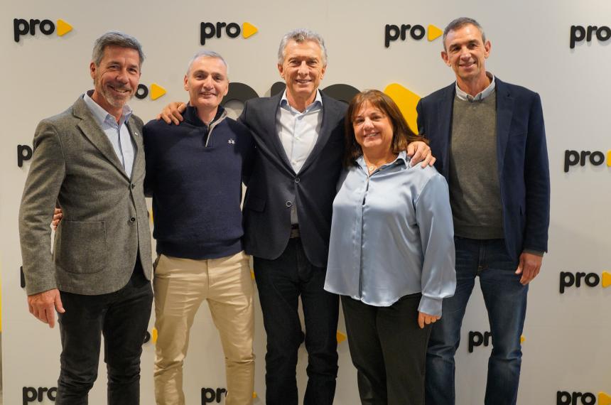 Dirigentes legisladores provinciales y nacionales pampeanos junto a Mauricio Macri