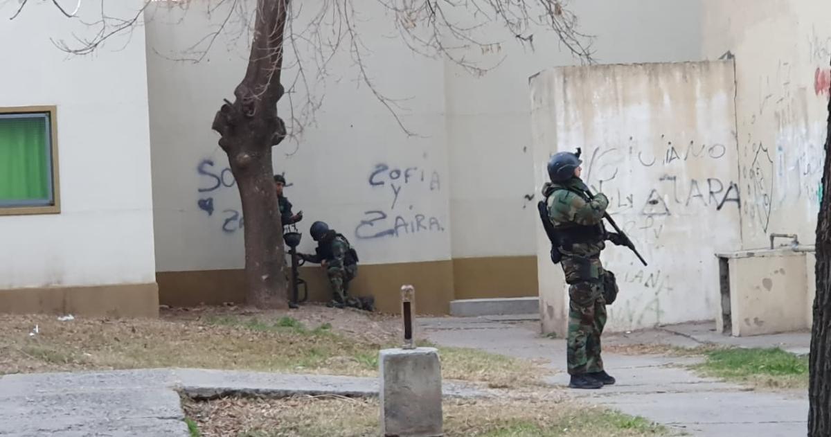 Todo empezó el domingo en el barrio Malvinas junto a una escuela cuando hallaron una granada
