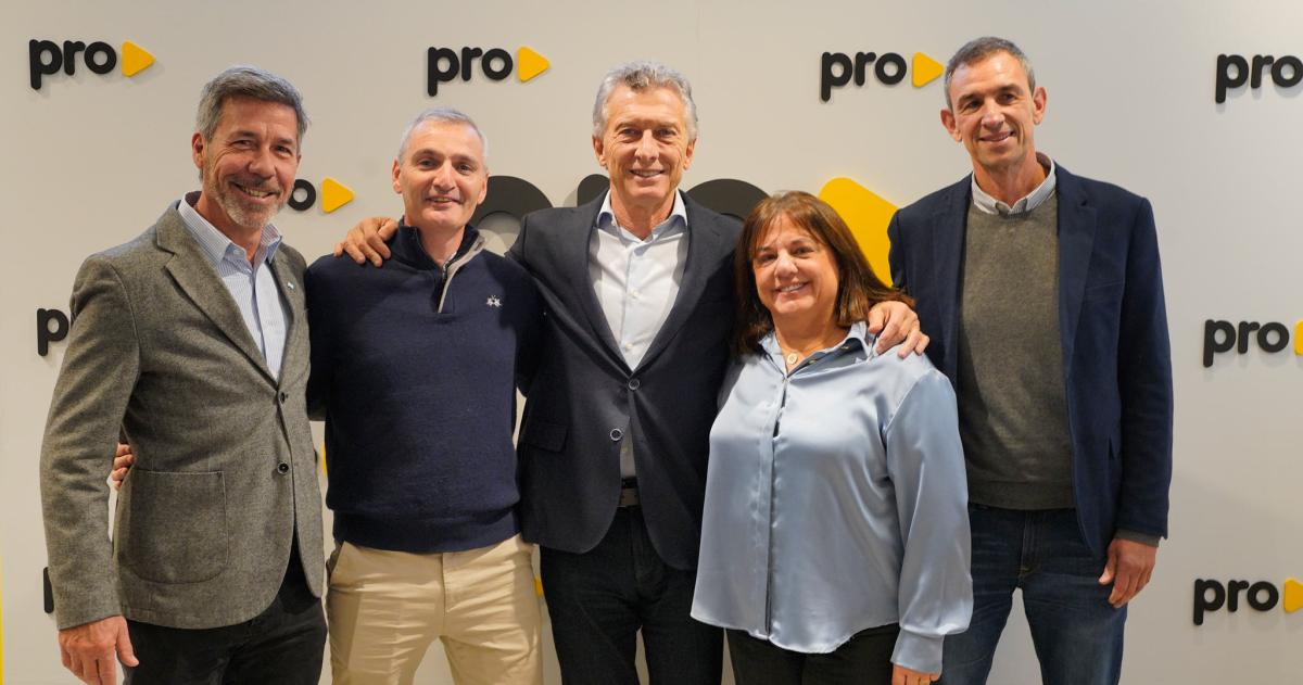 Dirigentes legisladores provinciales y nacionales pampeanos junto a Mauricio Macri
