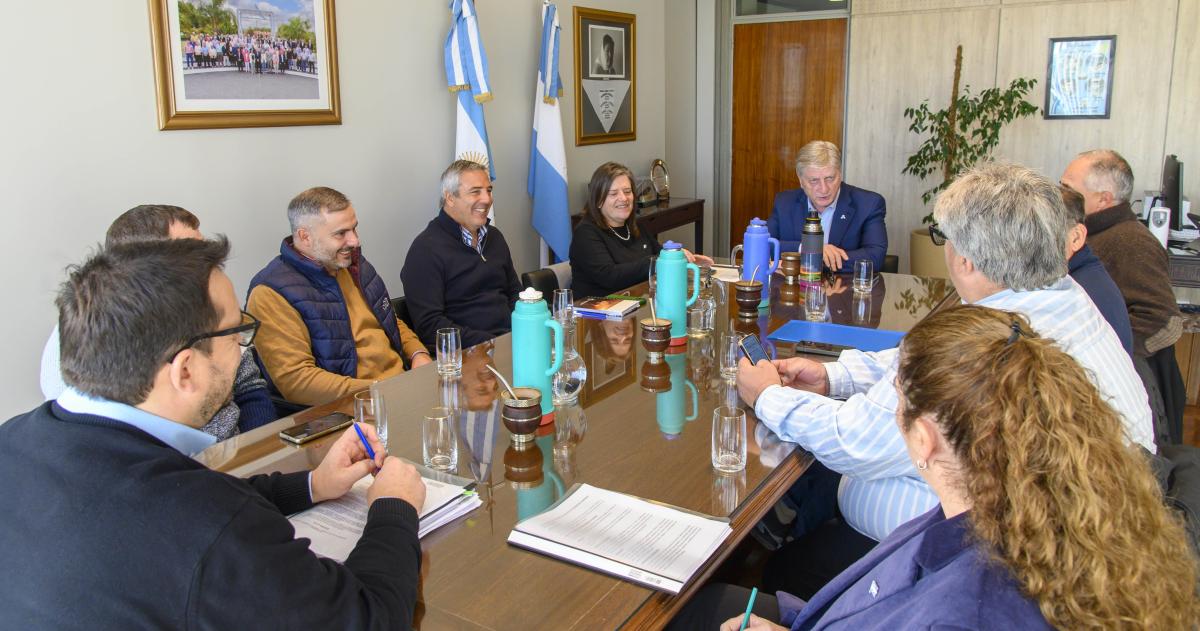 El gobernador Sergio Ziliotto junto a los referentes de las entidades agropecuarias pampeanas durante el an�lisis del anteproyecto vial