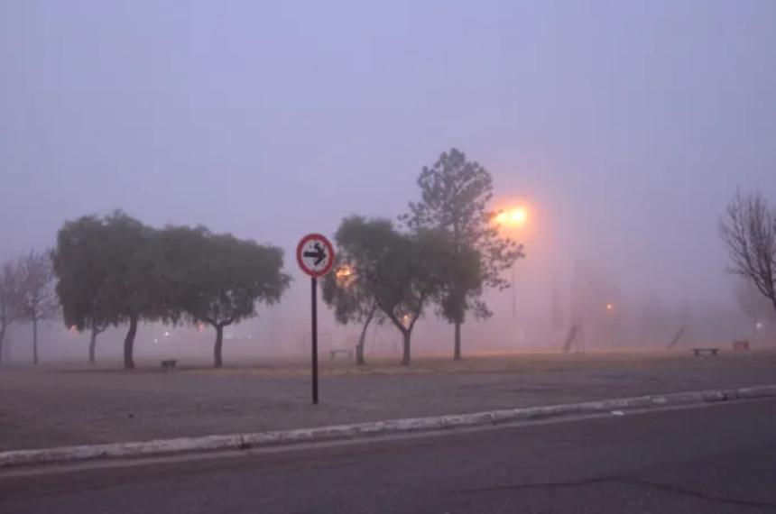La visibilidad en la ciudad se ve afectada por la niebla