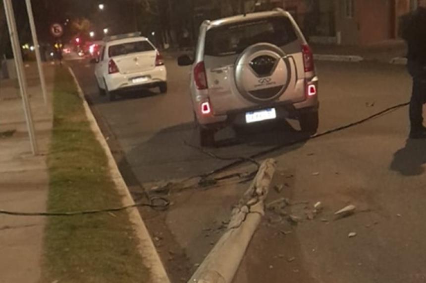 La camioneta derrumbó el poste del tendido eléctrico
