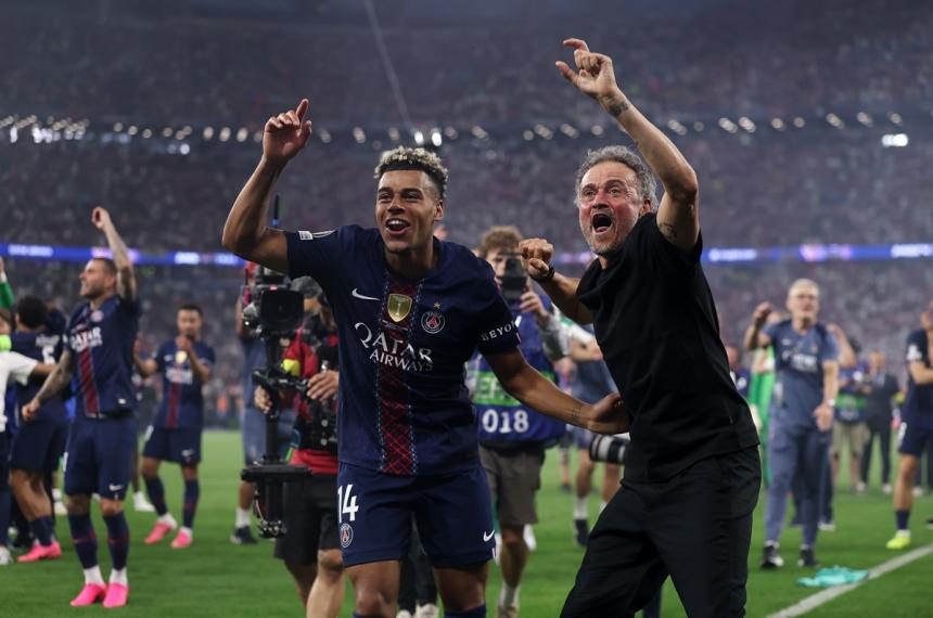 Luis Enrique y Doué celebran con el PSG otro título de campeón de Europa