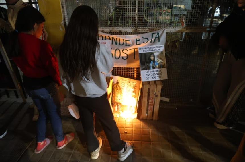 Con carteles que tienen la cara de Agostina los vecinos reclaman justicia