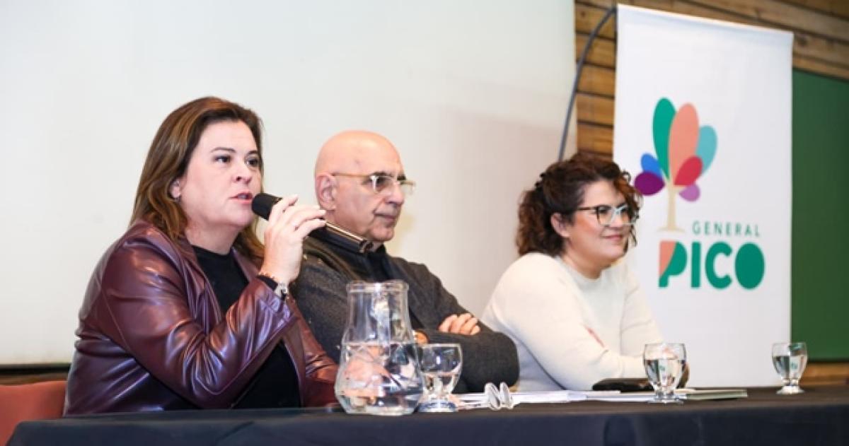 Alonso junto al Dr Alfredo Juan Manuel Carballeda encargado de dictar la capacitación