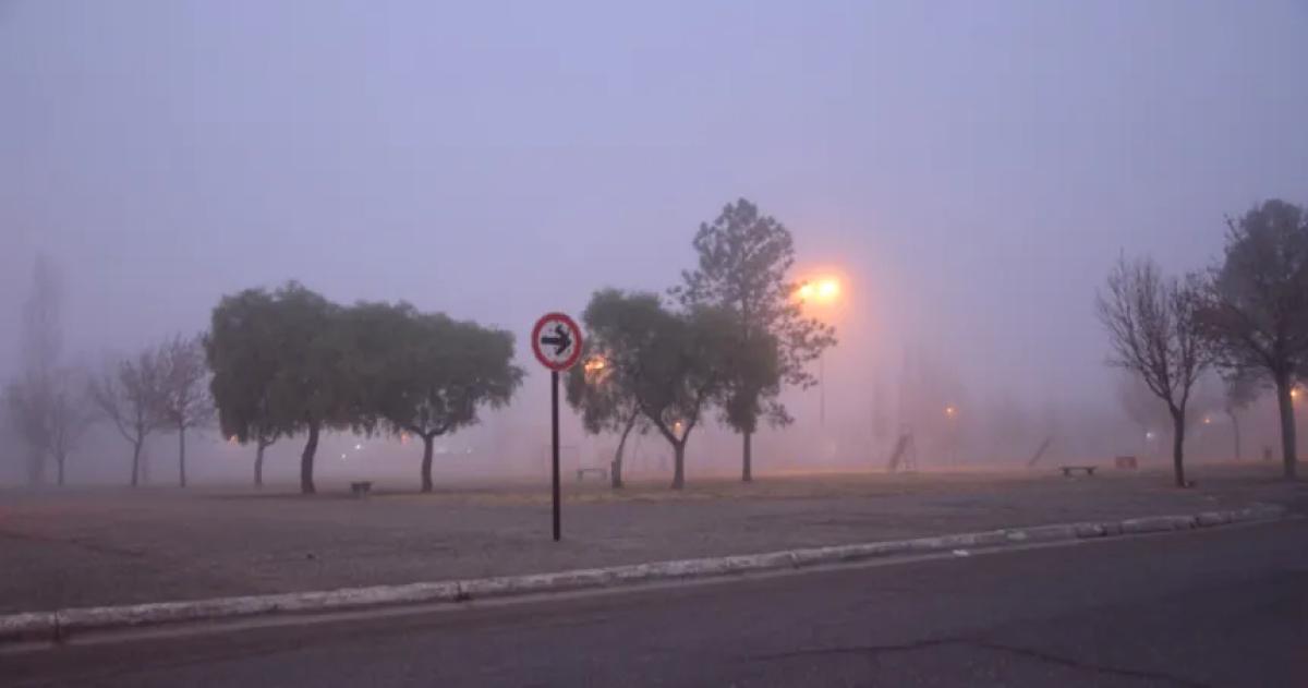 La visibilidad en la ciudad se ve afectada por la niebla