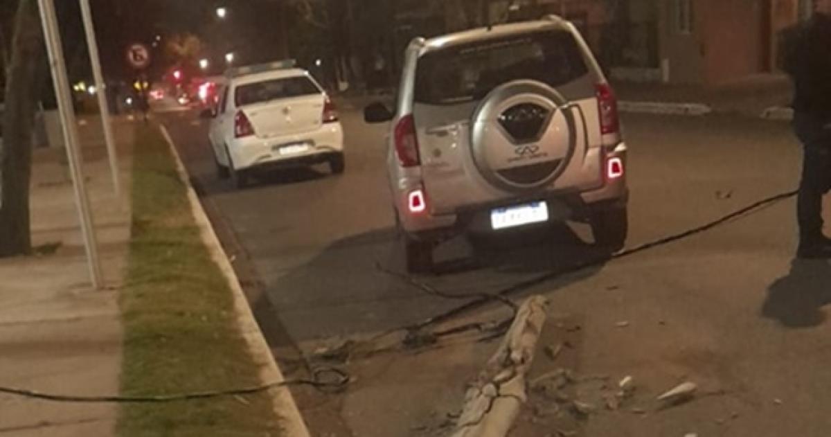 La camioneta derrumbó el poste del tendido eléctrico