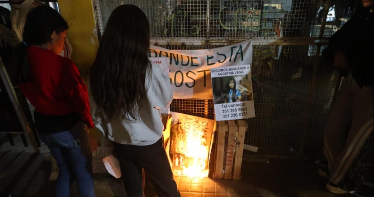 Con carteles que tienen la cara de Agostina los vecinos reclaman justicia