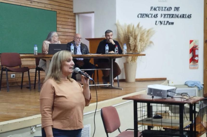 La charla fue en la Facultade de Ciencias Veterinarias de General Pico