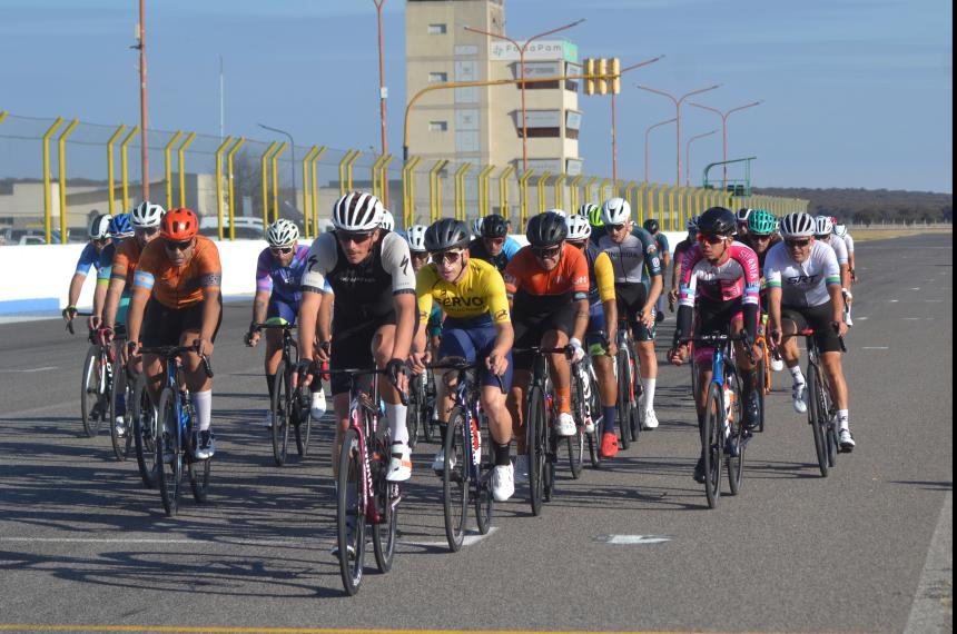 Rovira fue el m�s fuerte en la carrera central en el Autódromo Provincia de La Pampa