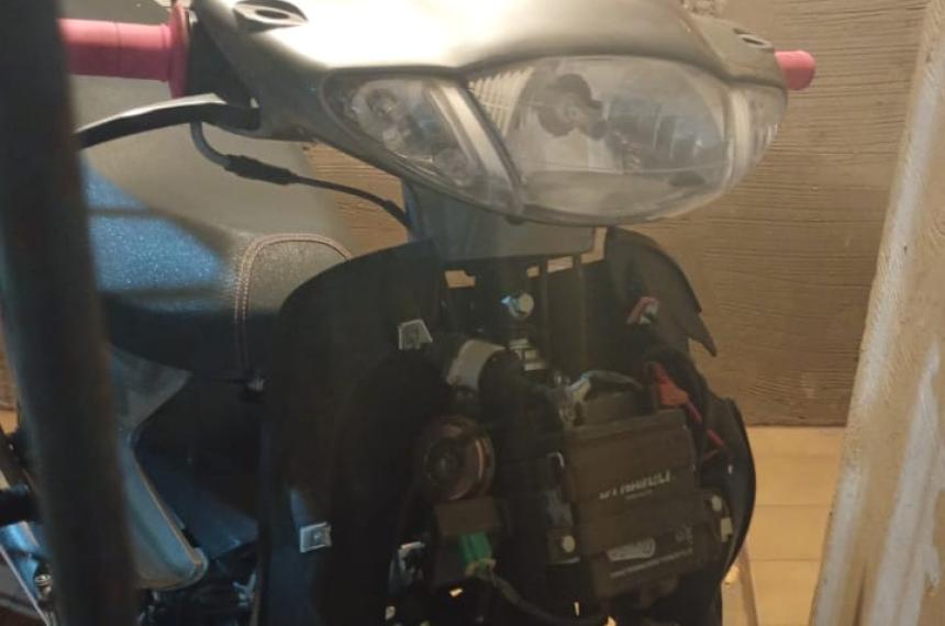 La moto dañada durante el intento de robo