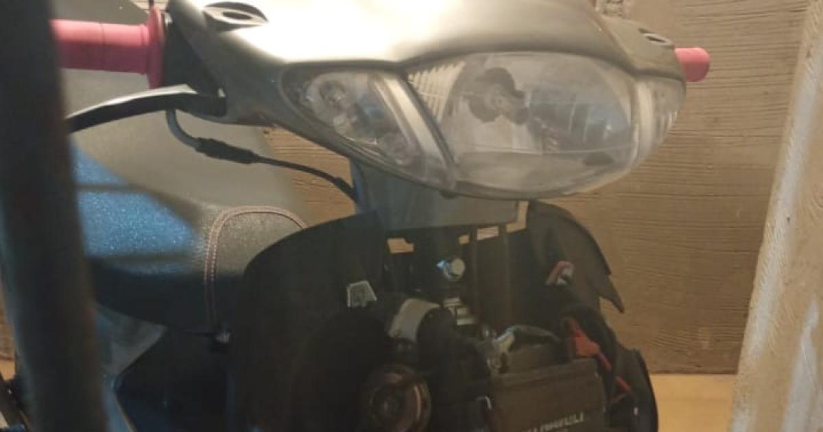 La moto dañada durante el intento de robo