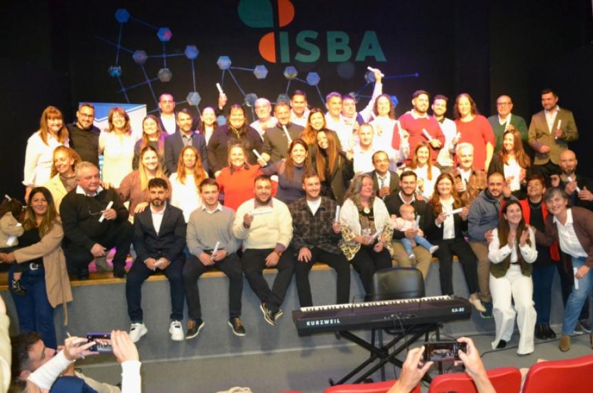 Los egresados recibieron sus títulos en un emotivo acto