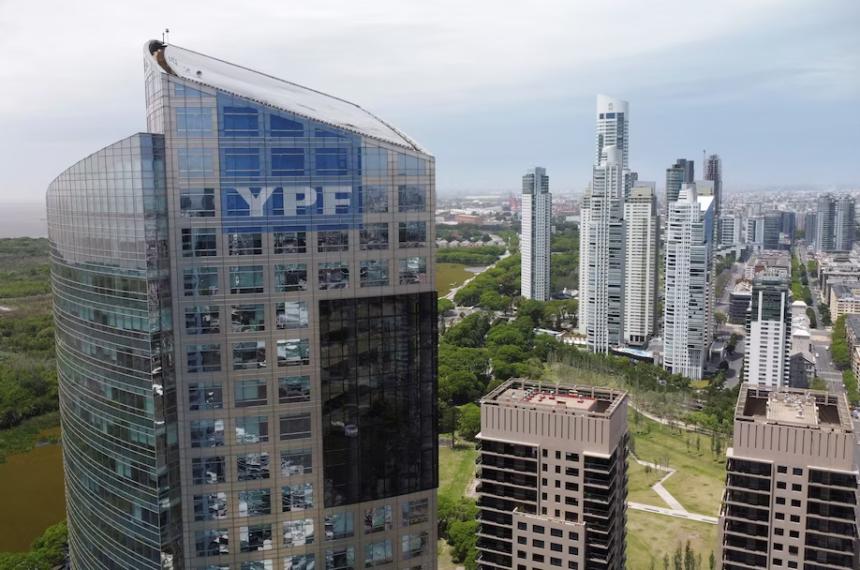 La torre central de la compañía petrolera argentina en Puerto Madero