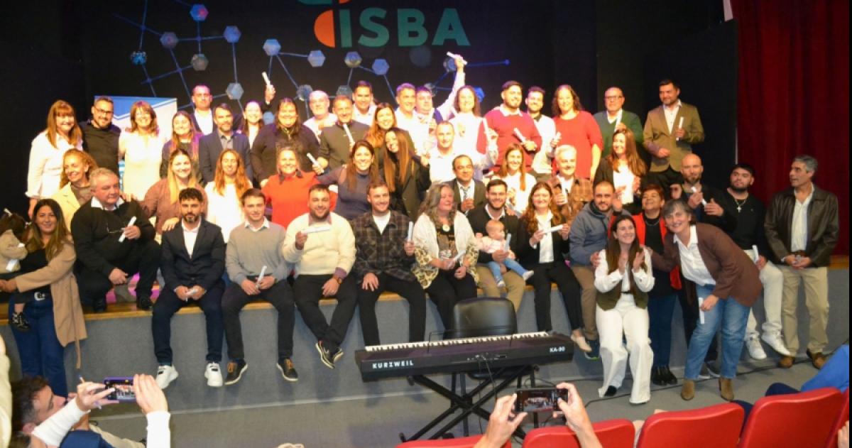 Los egresados recibieron sus títulos en un emotivo acto