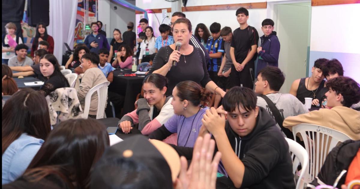 La intendenta Fernanda Alonso participó del encuentro con los jóvenes