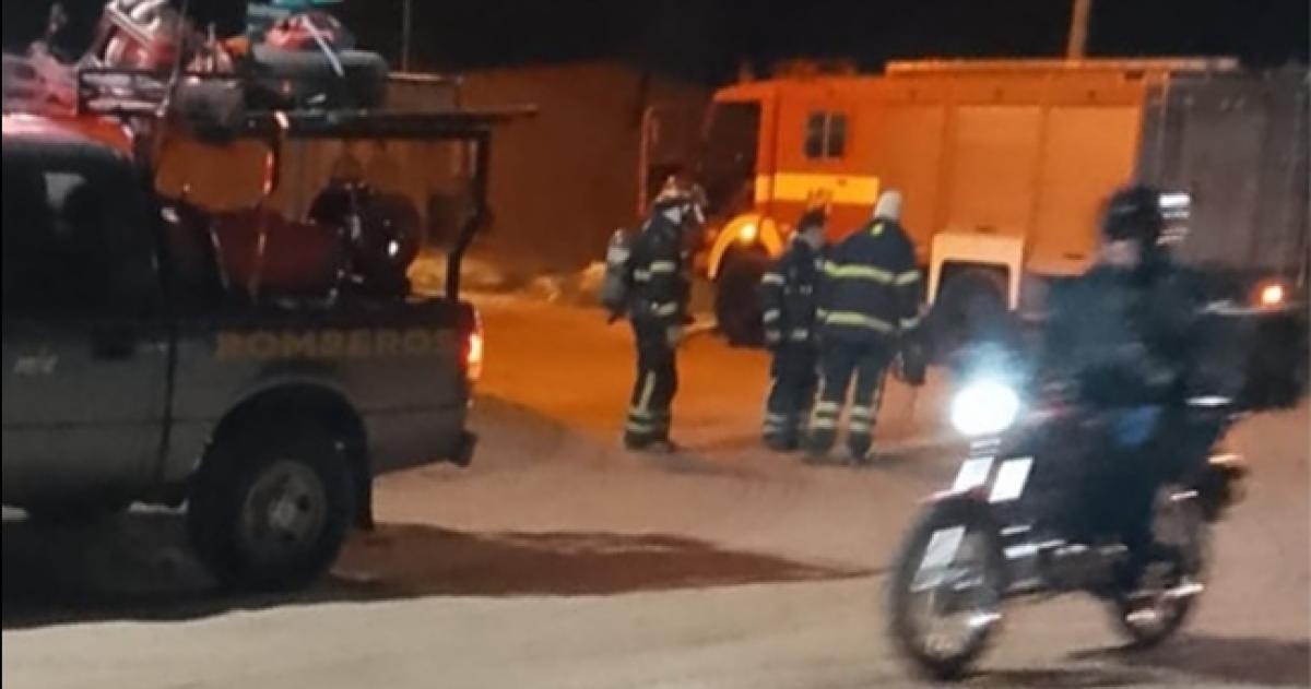 El incidente obligó a la intervención de bomberos y policías