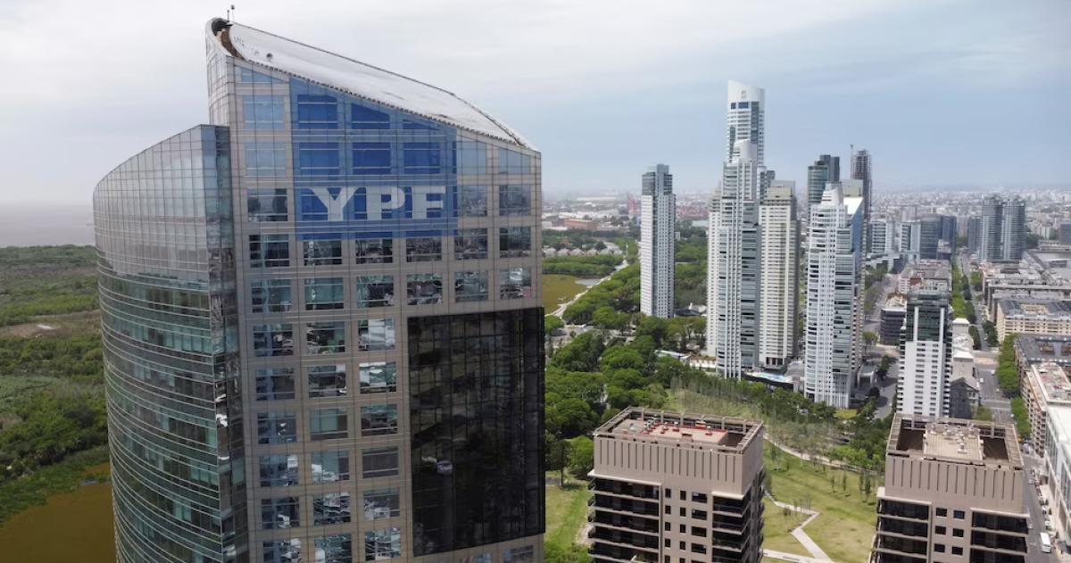 La torre central de la compañía petrolera argentina en Puerto Madero
