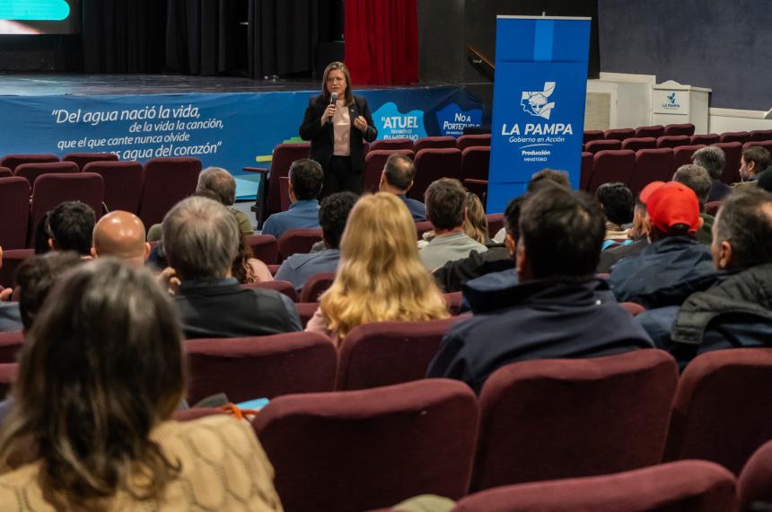 La ministra Fernanda Gonz�lez durante la jornada