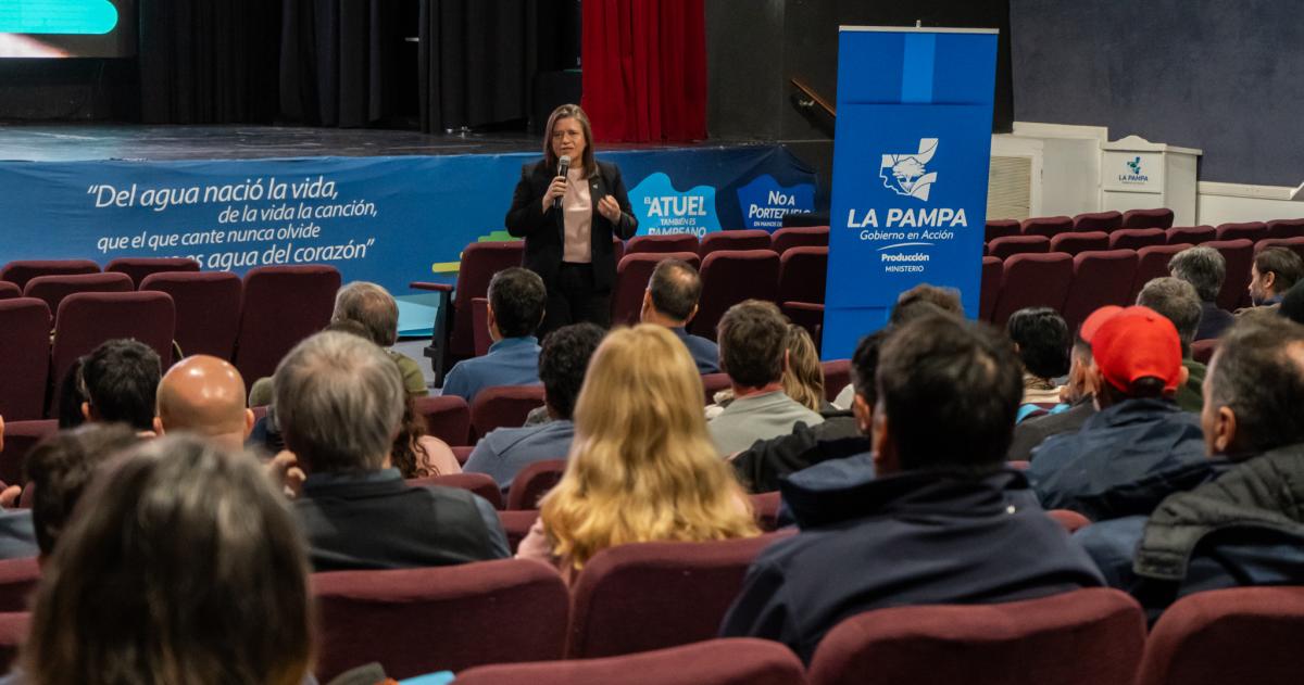 La ministra Fernanda Gonz�lez durante la jornada