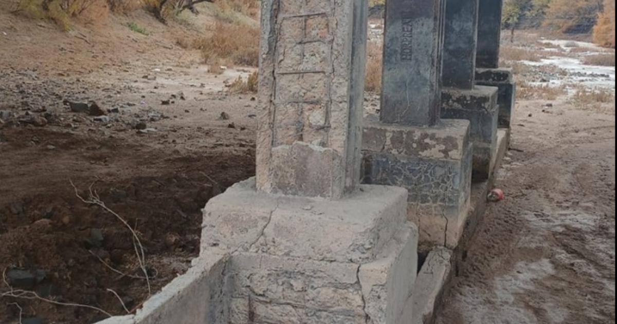 El estado de las columnas generó preocupación entre los vecinos de la zona