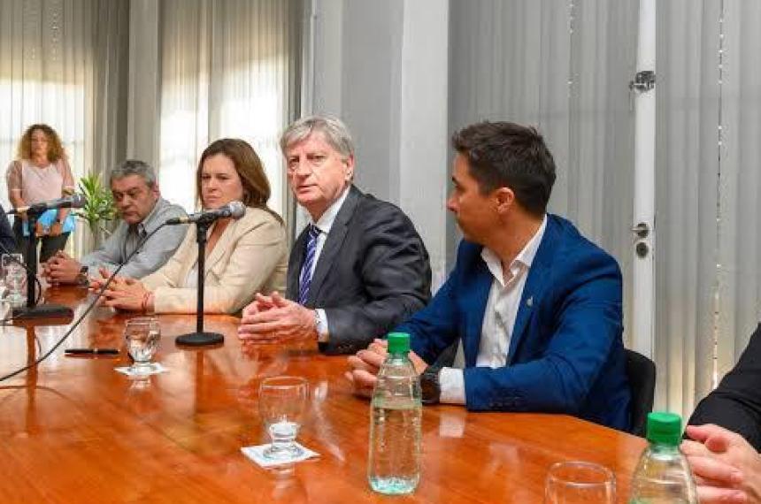 La intendenta Fernanda Alonso el gobernador Sergio Ziliotto y el ministro Alfredo Intronati