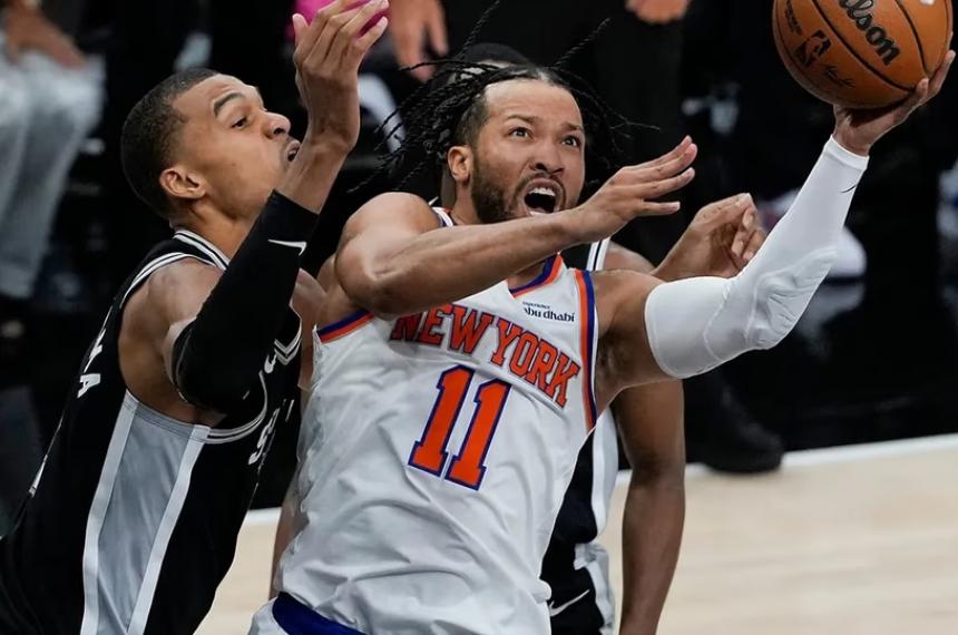 Jalen Brunson terminó con 30 puntos y fue la gran figura del primer juego