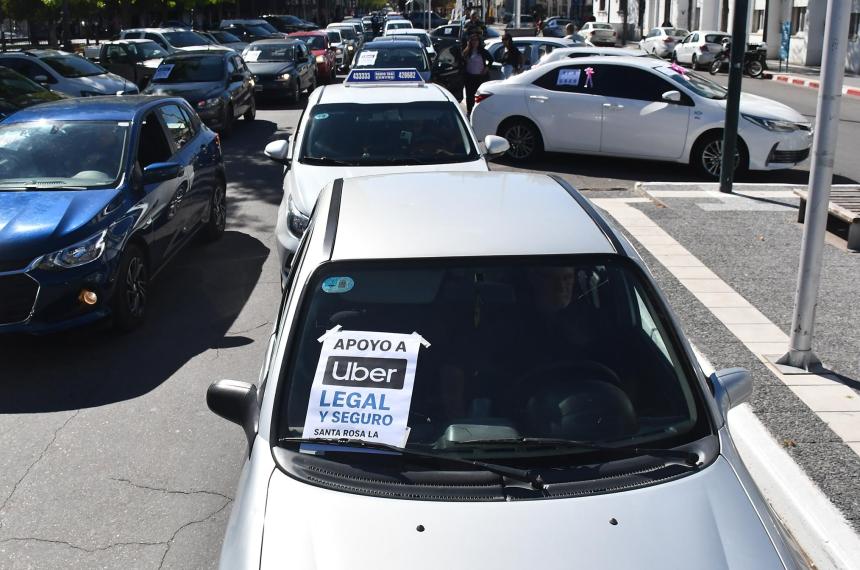 Los choferes de Uber rechazan la prohibición del servicio de motocicletas