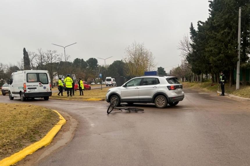 La ciclista fue embestida por una VW T-Cross