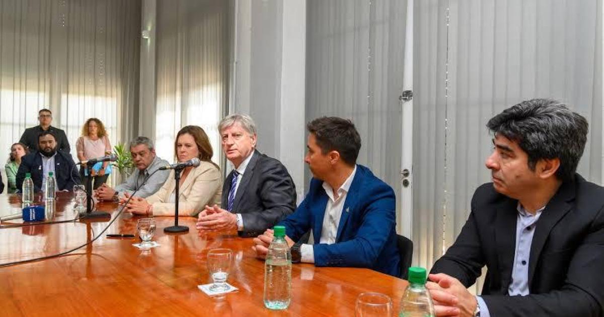 La intendenta Fernanda Alonso el gobernador Sergio Ziliotto y el ministro Alfredo Intronati