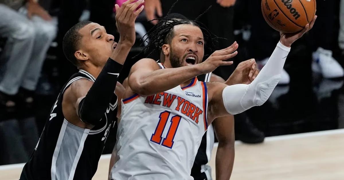 Jalen Brunson terminó con 30 puntos y fue la gran figura del primer juego