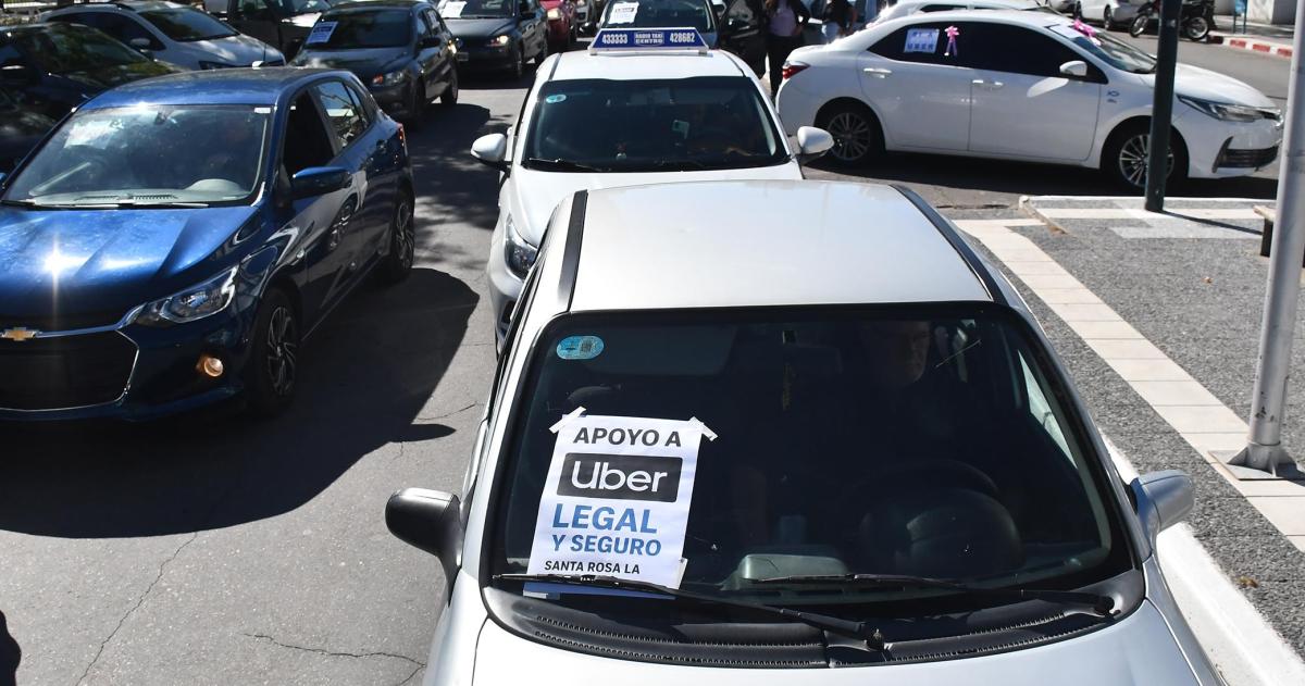 Los choferes de Uber rechazan la prohibición del servicio de motocicletas