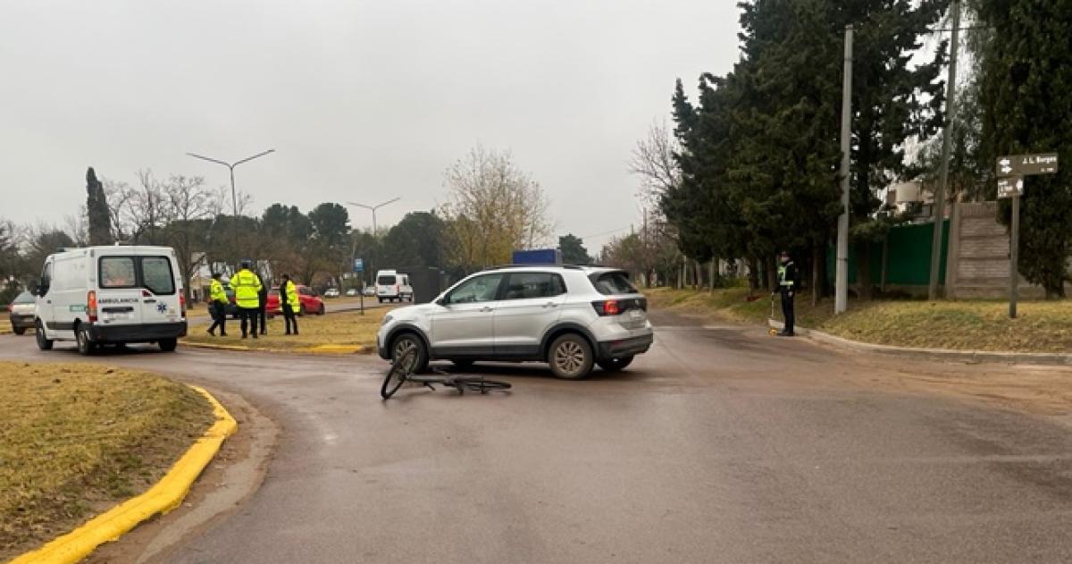 La ciclista fue embestida por una VW T-Cross
