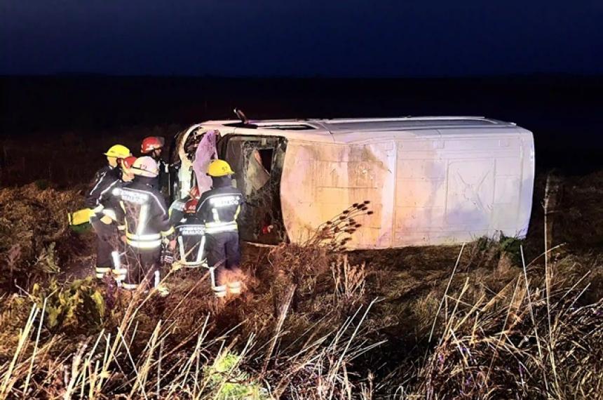 La Transit quedó de costado luego de despistar y cruzarse de carril