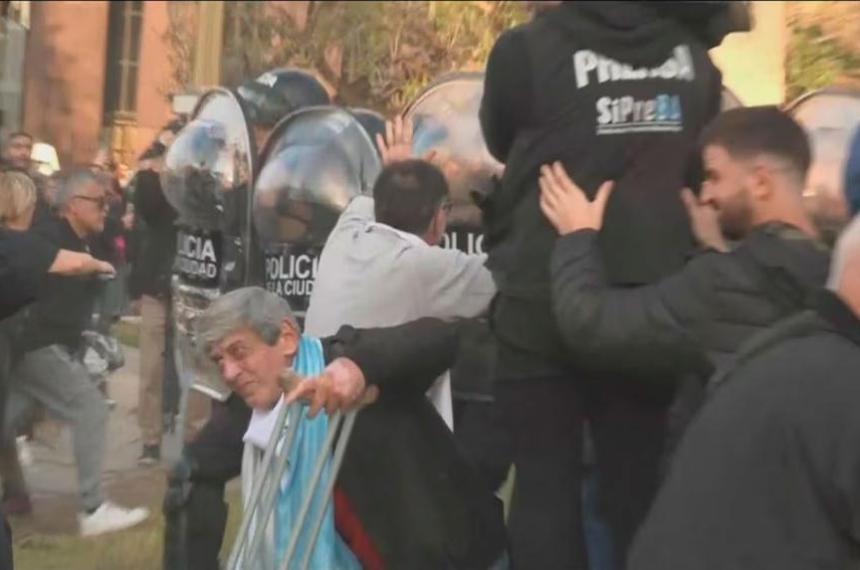 Efectivos policiales y fan�ticos protagonizaron momentos de tensión en los alrededores de Plaza de Mayo durante la previa del homenaje convocado para despedir al Indio Solari