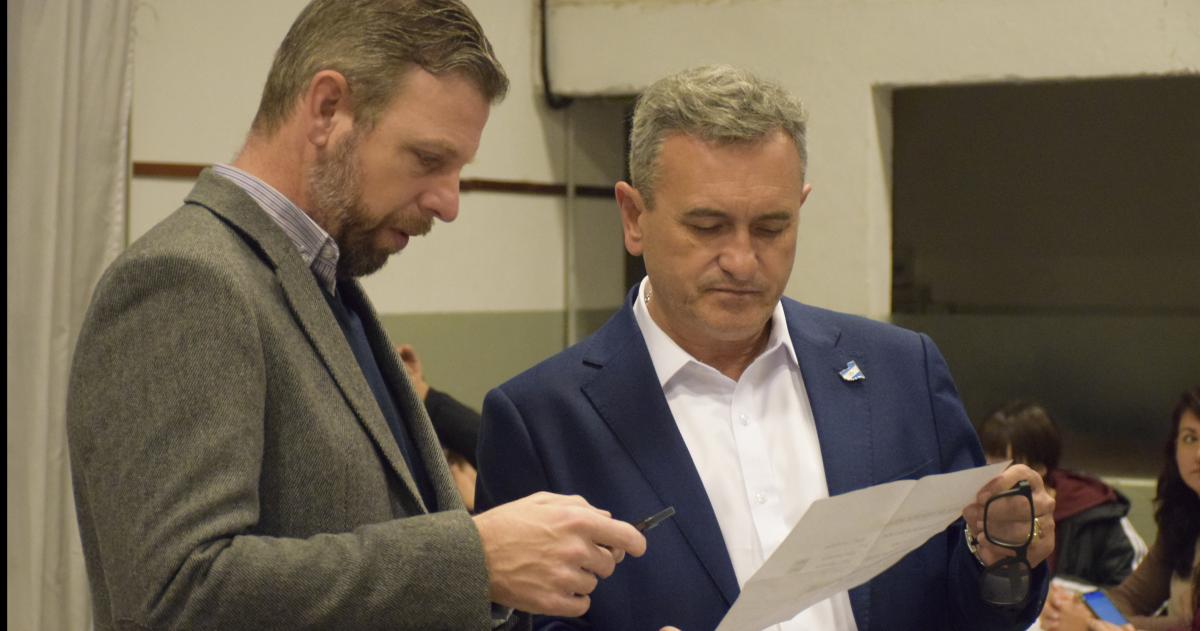 El intendente Ariel Rojas y el secretario de Energía MatíasToso firmaron el convenio
