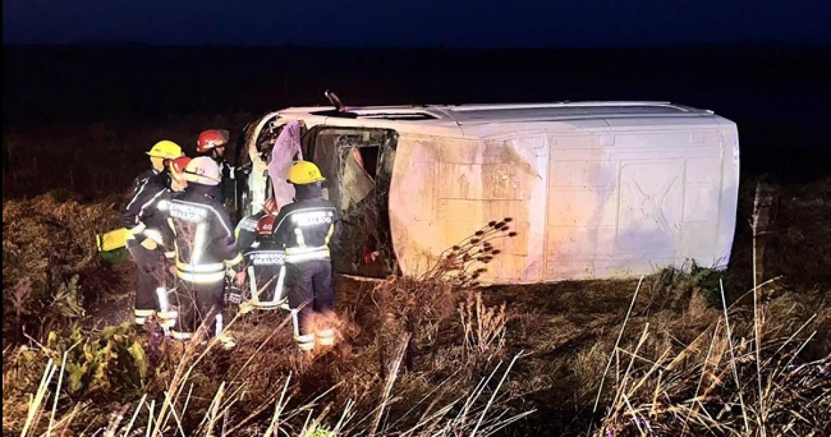 La Transit quedó de costado luego de despistar y cruzarse de carril