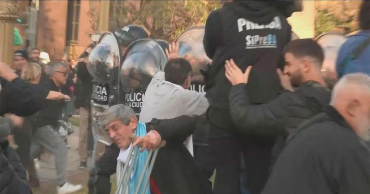 Efectivos policiales y fan�ticos protagonizaron momentos de tensión en los alrededores de Plaza de Mayo durante la previa del homenaje convocado para despedir al Indio Solari